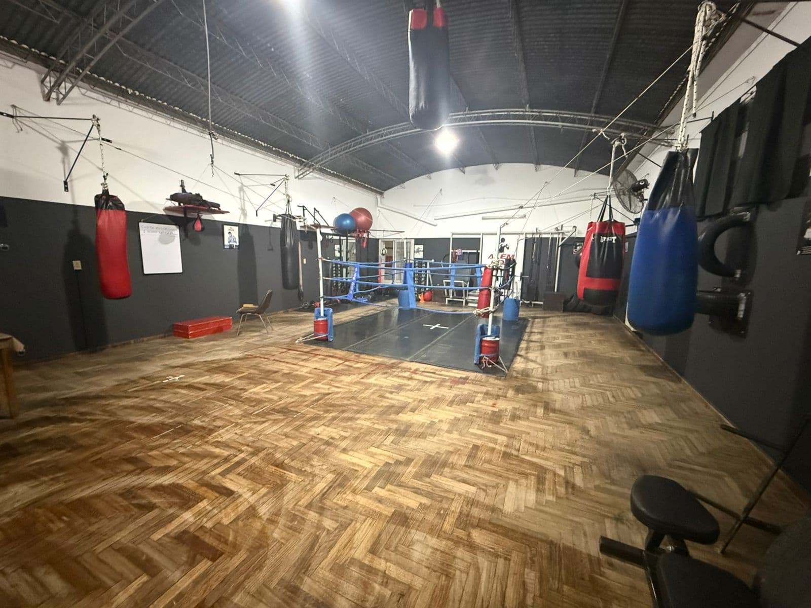 Interior del gimnasio Alem Box